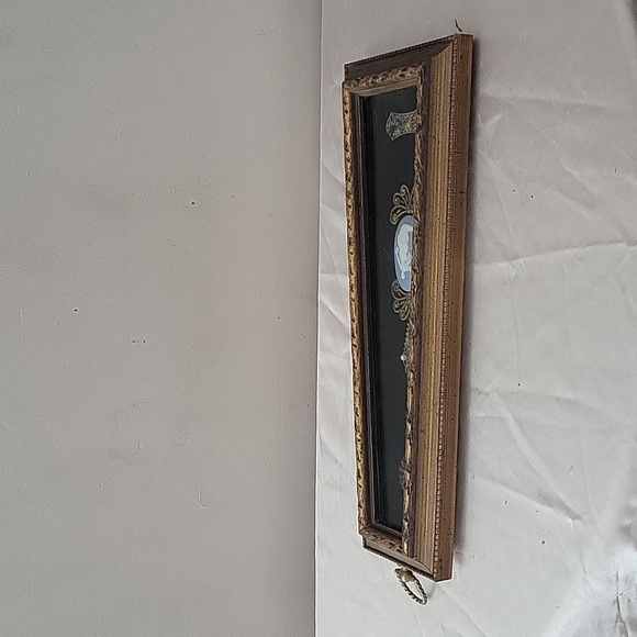 Vintage Colony Accents Cameo with Metal Art Wall Art - Picture 7 of 13